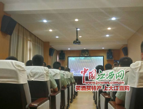 消防官兵一同观看抗战阅兵式